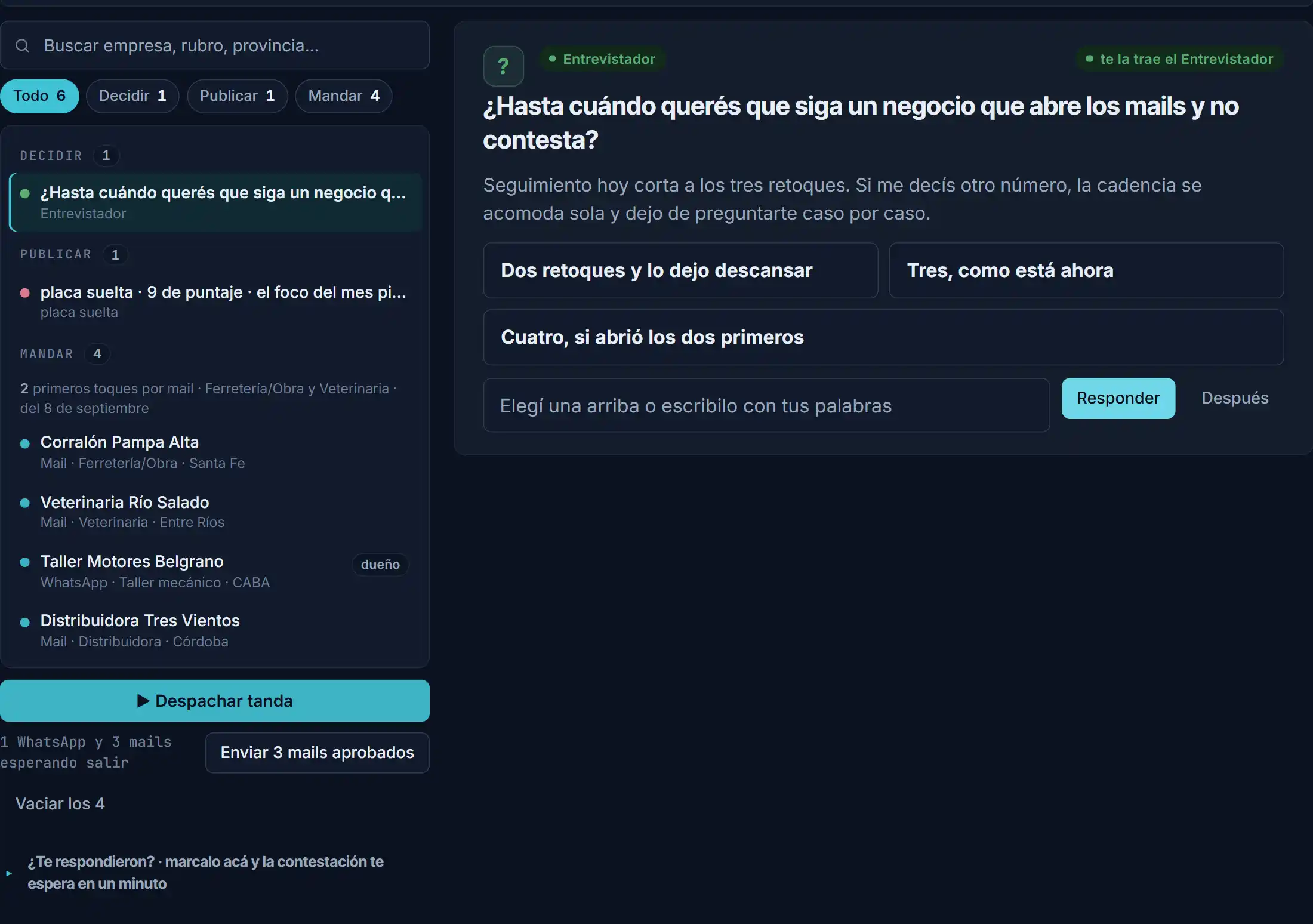 La bandeja cuando la empresa terminó su mañana: seis cosas preparadas, en tres montones, y nada salió todavía. Estas fotos salen de un modo vidriera que le agregué a HQ, el mismo sistema leyendo fichas inventadas: la bandeja de verdad lista negocios que no pidieron aparecer acá.